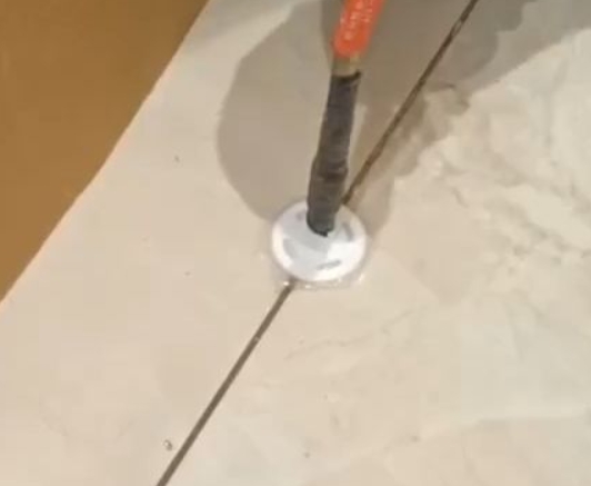 朔州瓷砖空鼓维修公司专业解答瓷砖在铺贴过程中，如果没有涂抹均匀到位的粘结材料（如水泥砂浆或瓷砖胶），可能会导致以下问题